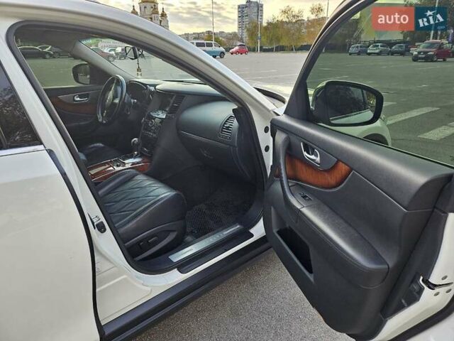 Белый Инфинити FX 30, объемом двигателя 3 л и пробегом 205 тыс. км за 15200 $, фото 12 на Automoto.ua