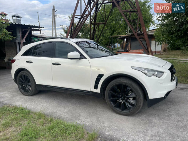 Белый Инфинити FX 30, объемом двигателя 3 л и пробегом 212 тыс. км за 16500 $, фото 2 на Automoto.ua