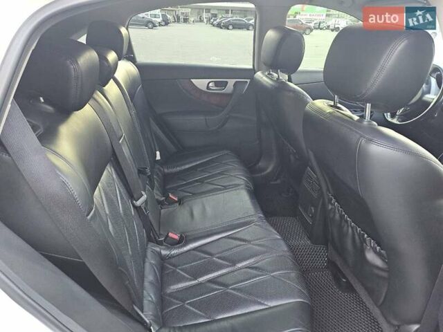 Белый Инфинити FX 30, объемом двигателя 3 л и пробегом 205 тыс. км за 15200 $, фото 10 на Automoto.ua