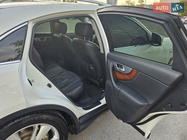 Белый Инфинити FX 30, объемом двигателя 3 л и пробегом 205 тыс. км за 15200 $, фото 9 на Automoto.ua