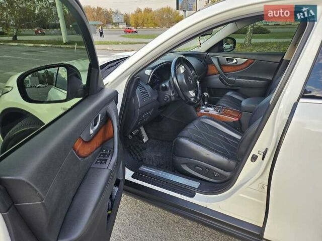 Белый Инфинити FX 30, объемом двигателя 3 л и пробегом 205 тыс. км за 15200 $, фото 13 на Automoto.ua