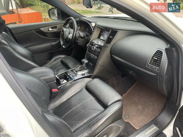 Белый Инфинити FX 30, объемом двигателя 3 л и пробегом 212 тыс. км за 16500 $, фото 10 на Automoto.ua