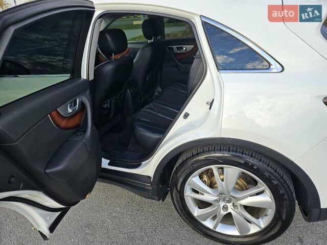 Белый Инфинити FX 30, объемом двигателя 3 л и пробегом 205 тыс. км за 15200 $, фото 6 на Automoto.ua