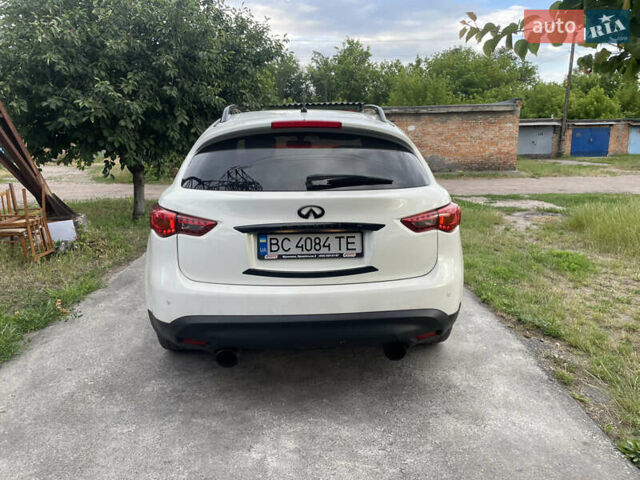 Белый Инфинити FX 30, объемом двигателя 3 л и пробегом 212 тыс. км за 16500 $, фото 1 на Automoto.ua