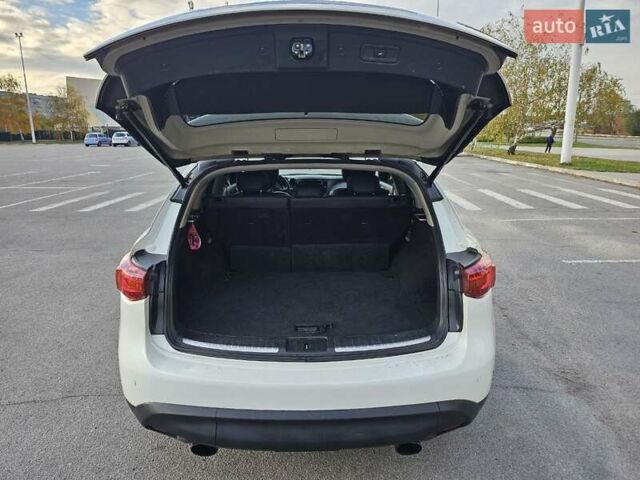 Белый Инфинити FX 30, объемом двигателя 3 л и пробегом 205 тыс. км за 15200 $, фото 8 на Automoto.ua