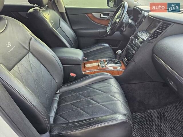 Белый Инфинити FX 30, объемом двигателя 3 л и пробегом 205 тыс. км за 15200 $, фото 11 на Automoto.ua