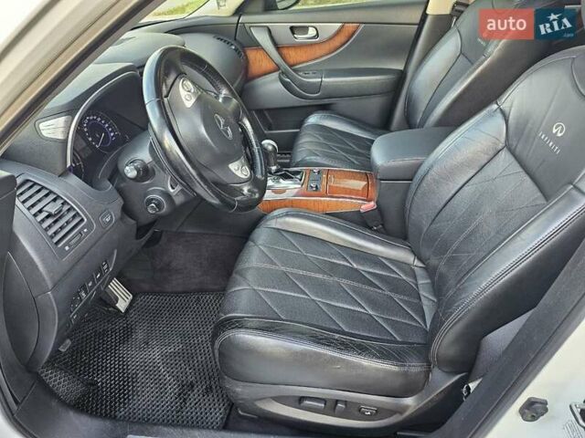 Белый Инфинити FX 30, объемом двигателя 3 л и пробегом 205 тыс. км за 15200 $, фото 14 на Automoto.ua