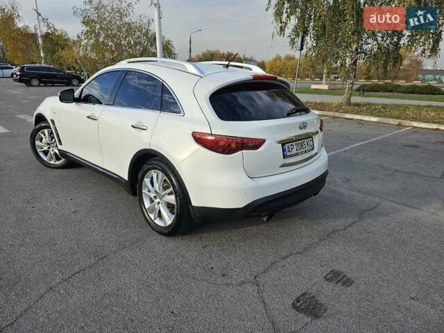 Белый Инфинити FX 30, объемом двигателя 3 л и пробегом 205 тыс. км за 15200 $, фото 4 на Automoto.ua