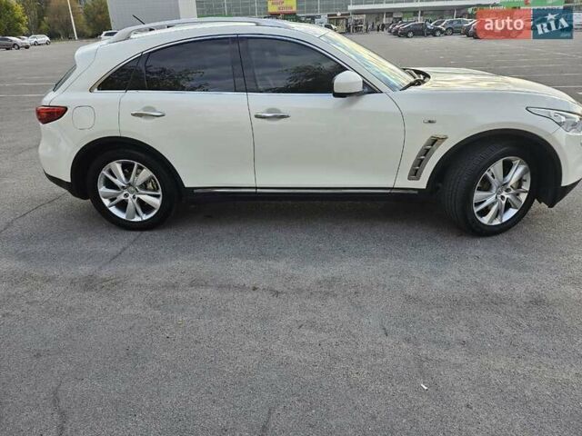 Белый Инфинити FX 30, объемом двигателя 3 л и пробегом 205 тыс. км за 15200 $, фото 5 на Automoto.ua