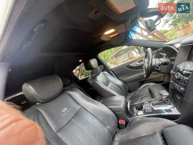 Белый Инфинити FX 30, объемом двигателя 3 л и пробегом 212 тыс. км за 16500 $, фото 7 на Automoto.ua