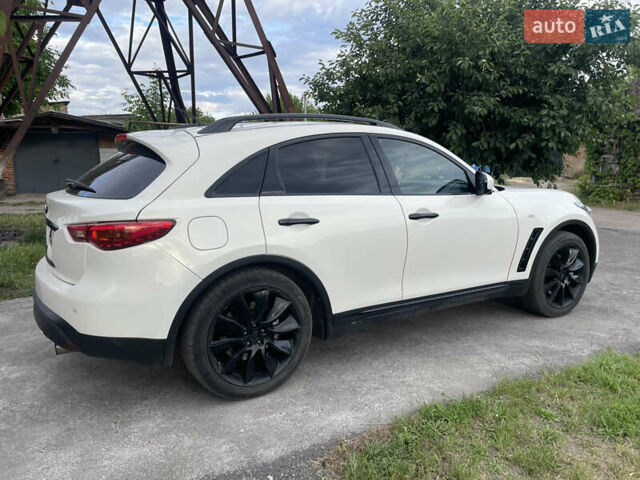 Белый Инфинити FX 30, объемом двигателя 3 л и пробегом 212 тыс. км за 16500 $, фото 3 на Automoto.ua
