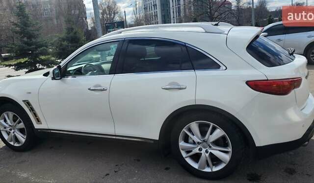 Білий Інфініті FX 30, об'ємом двигуна 3 л та пробігом 190 тис. км за 16900 $, фото 2 на Automoto.ua