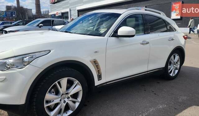 Білий Інфініті FX 30, об'ємом двигуна 3 л та пробігом 190 тис. км за 16900 $, фото 1 на Automoto.ua