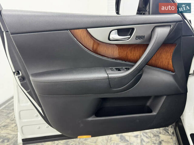 Белый Инфинити FX 30, объемом двигателя 2.99 л и пробегом 116 тыс. км за 18500 $, фото 18 на Automoto.ua