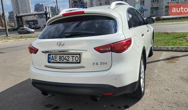 Білий Інфініті FX 30, об'ємом двигуна 3 л та пробігом 190 тис. км за 16900 $, фото 4 на Automoto.ua