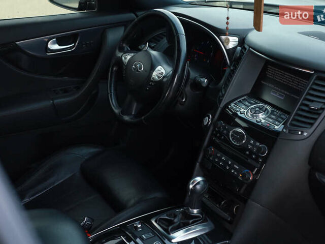 Чорний Інфініті FX 30, об'ємом двигуна 3 л та пробігом 226 тис. км за 15500 $, фото 9 на Automoto.ua