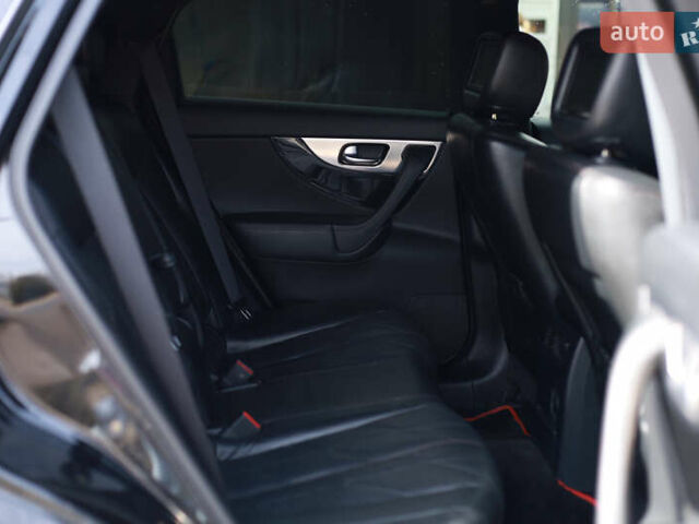 Чорний Інфініті FX 30, об'ємом двигуна 3 л та пробігом 226 тис. км за 15500 $, фото 48 на Automoto.ua