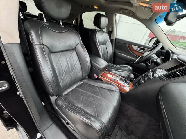 Черный Инфинити FX 30, объемом двигателя 2.99 л и пробегом 159 тыс. км за 16500 $, фото 29 на Automoto.ua