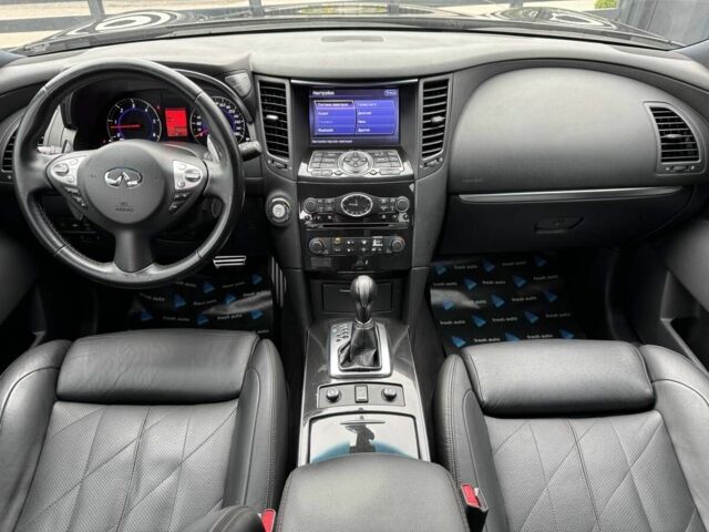 Чорний Інфініті FX 30, об'ємом двигуна 3 л та пробігом 103 тис. км за 18900 $, фото 3 на Automoto.ua