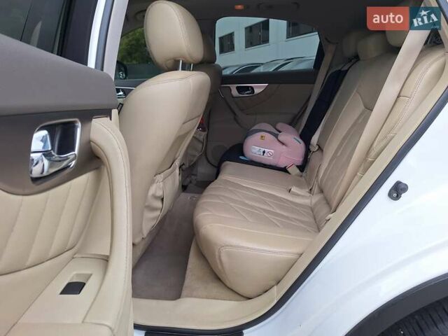 Белый Инфинити FX 35, объемом двигателя 3.5 л и пробегом 180 тыс. км за 14400 $, фото 21 на Automoto.ua