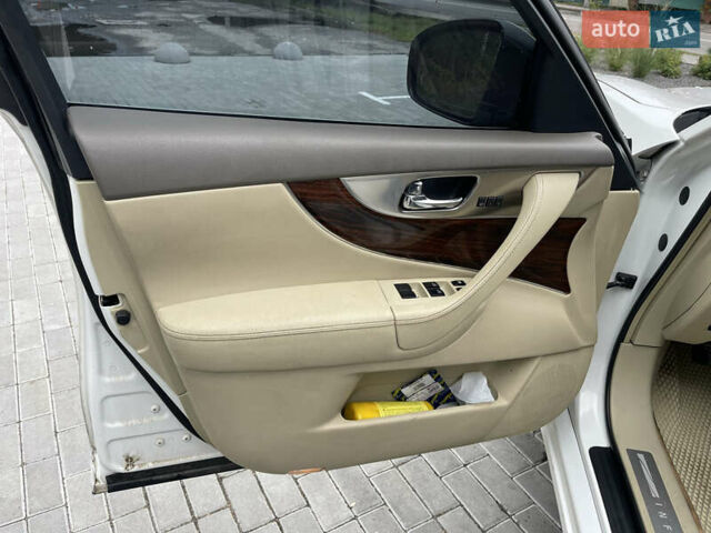 Белый Инфинити FX 35, объемом двигателя 3.5 л и пробегом 270 тыс. км за 12700 $, фото 26 на Automoto.ua