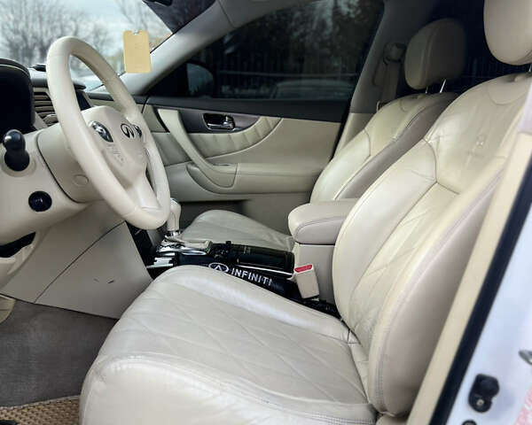 Белый Инфинити FX 35, объемом двигателя 3.5 л и пробегом 171 тыс. км за 11700 $, фото 9 на Automoto.ua
