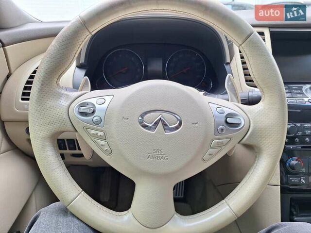 Белый Инфинити FX 35, объемом двигателя 3.5 л и пробегом 180 тыс. км за 14400 $, фото 35 на Automoto.ua