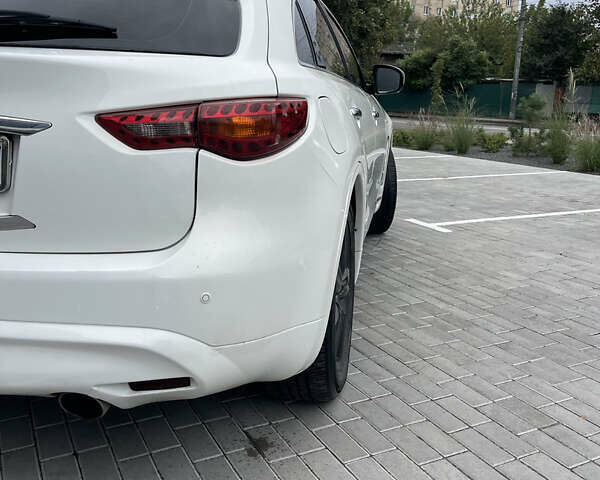 Белый Инфинити FX 35, объемом двигателя 3.5 л и пробегом 270 тыс. км за 12700 $, фото 8 на Automoto.ua