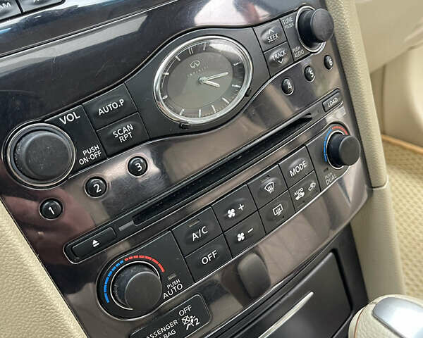 Белый Инфинити FX 35, объемом двигателя 3.5 л и пробегом 270 тыс. км за 12700 $, фото 41 на Automoto.ua