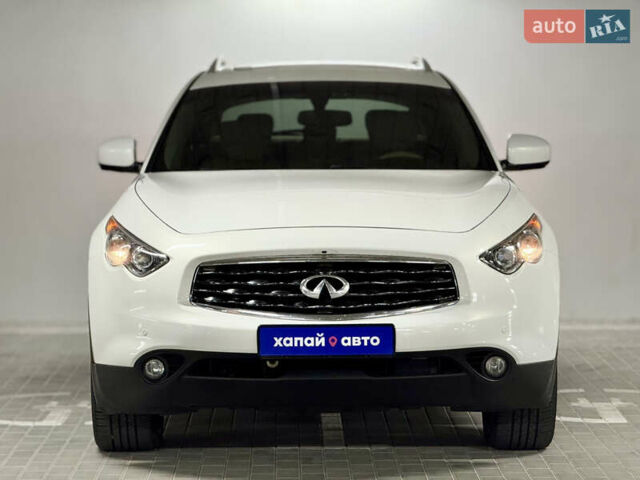 Белый Инфинити FX 35, объемом двигателя 3.5 л и пробегом 83 тыс. км за 16999 $, фото 1 на Automoto.ua