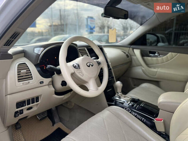 Белый Инфинити FX 35, объемом двигателя 3.5 л и пробегом 171 тыс. км за 11700 $, фото 8 на Automoto.ua