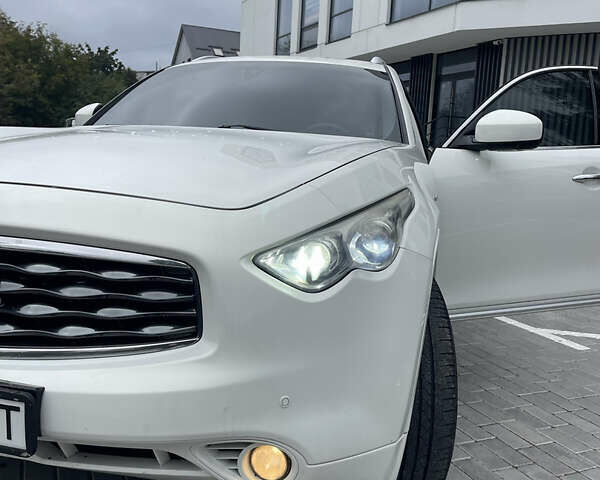 Белый Инфинити FX 35, объемом двигателя 3.5 л и пробегом 270 тыс. км за 12700 $, фото 17 на Automoto.ua