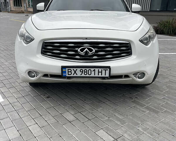Белый Инфинити FX 35, объемом двигателя 3.5 л и пробегом 270 тыс. км за 12700 $, фото 2 на Automoto.ua