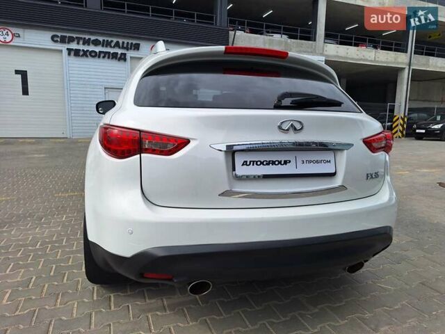 Белый Инфинити FX 35, объемом двигателя 3.5 л и пробегом 180 тыс. км за 14400 $, фото 2 на Automoto.ua