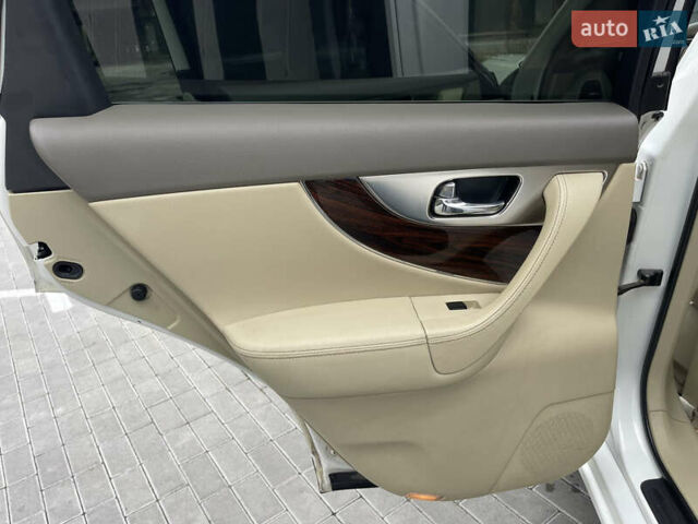 Белый Инфинити FX 35, объемом двигателя 3.5 л и пробегом 270 тыс. км за 12700 $, фото 30 на Automoto.ua