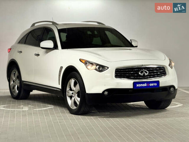 Белый Инфинити FX 35, объемом двигателя 3.5 л и пробегом 83 тыс. км за 16999 $, фото 2 на Automoto.ua
