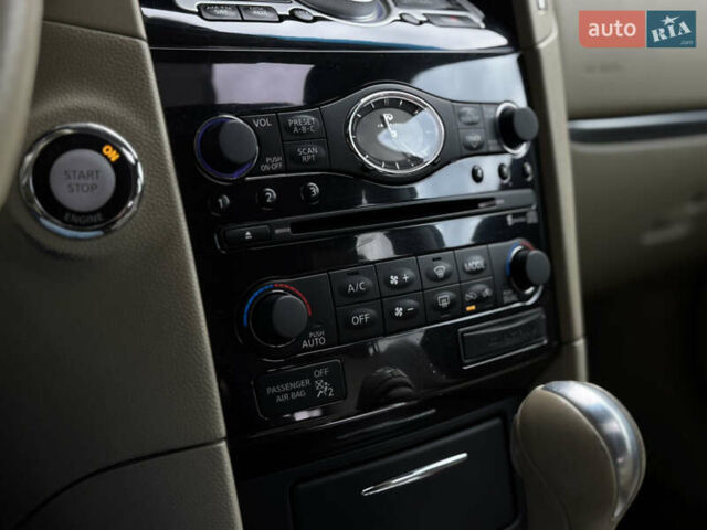 Белый Инфинити FX 35, объемом двигателя 3.5 л и пробегом 83 тыс. км за 16999 $, фото 12 на Automoto.ua