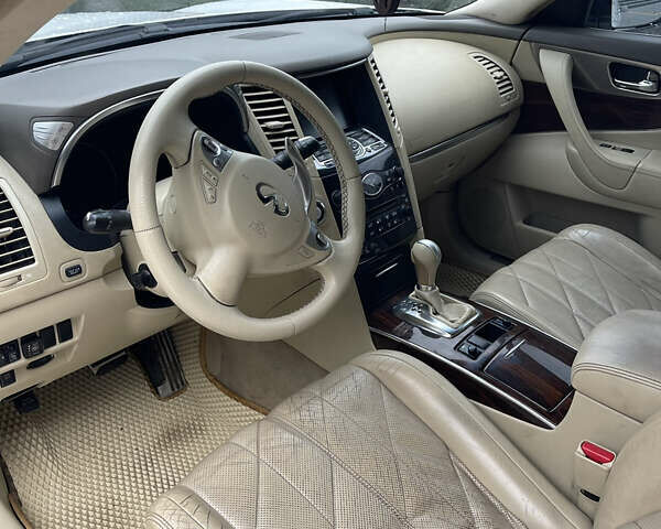 Белый Инфинити FX 35, объемом двигателя 3.5 л и пробегом 270 тыс. км за 12700 $, фото 24 на Automoto.ua