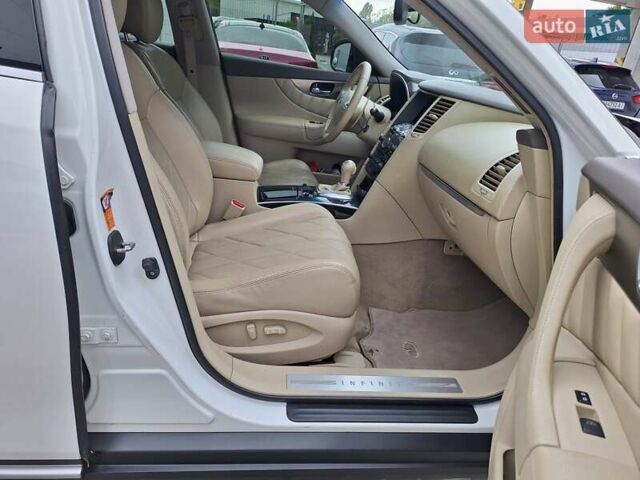 Белый Инфинити FX 35, объемом двигателя 3.5 л и пробегом 180 тыс. км за 14400 $, фото 27 на Automoto.ua