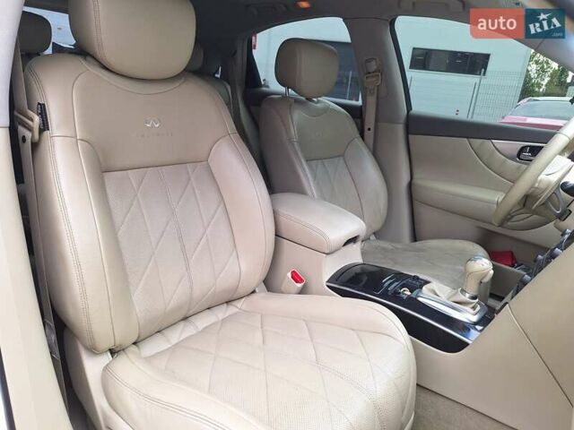 Белый Инфинити FX 35, объемом двигателя 3.5 л и пробегом 180 тыс. км за 14400 $, фото 29 на Automoto.ua