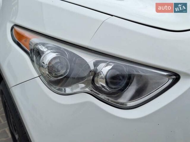 Белый Инфинити FX 35, объемом двигателя 3.5 л и пробегом 180 тыс. км за 14400 $, фото 6 на Automoto.ua