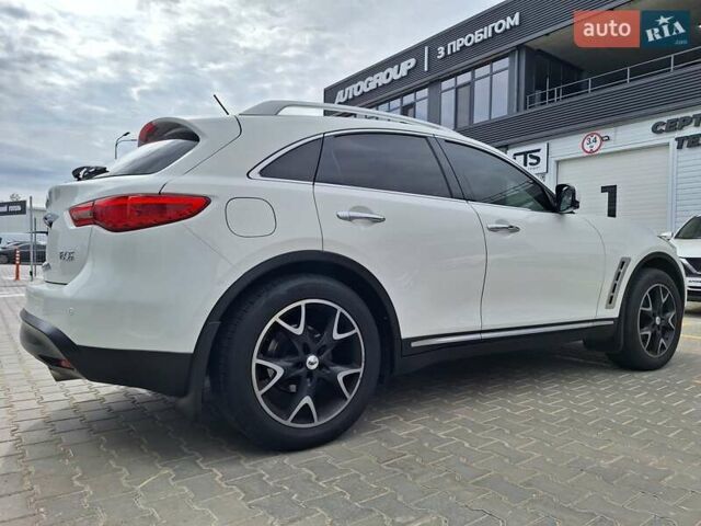 Белый Инфинити FX 35, объемом двигателя 3.5 л и пробегом 180 тыс. км за 14400 $, фото 4 на Automoto.ua