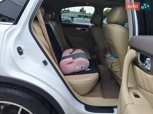 Белый Инфинити FX 35, объемом двигателя 3.5 л и пробегом 180 тыс. км за 14400 $, фото 24 на Automoto.ua