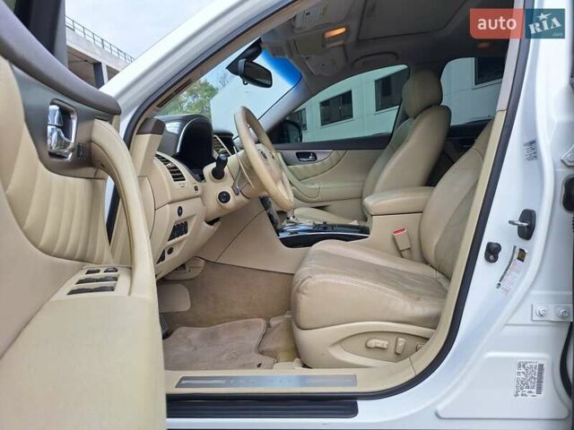 Белый Инфинити FX 35, объемом двигателя 3.5 л и пробегом 180 тыс. км за 14400 $, фото 13 на Automoto.ua