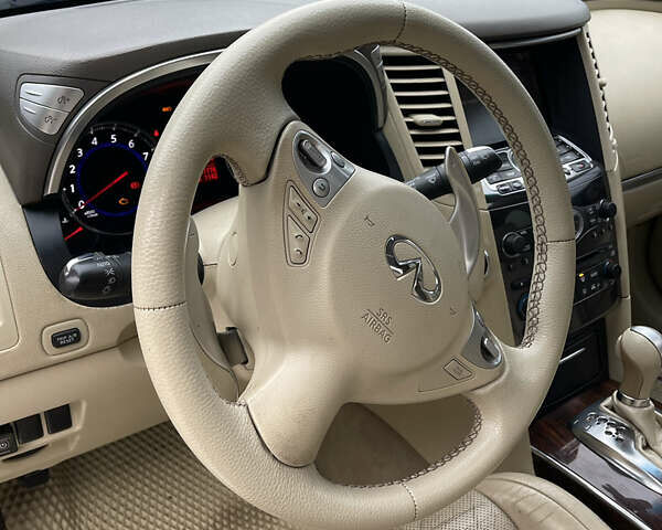 Белый Инфинити FX 35, объемом двигателя 3.5 л и пробегом 270 тыс. км за 12700 $, фото 37 на Automoto.ua