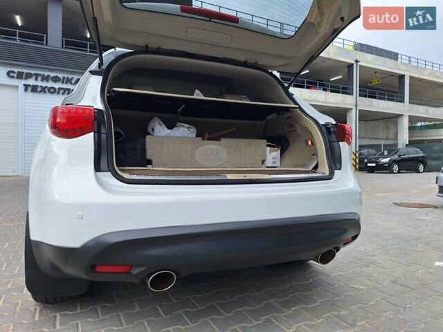 Белый Инфинити FX 35, объемом двигателя 3.5 л и пробегом 180 тыс. км за 14400 $, фото 23 на Automoto.ua