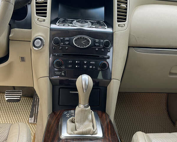 Белый Инфинити FX 35, объемом двигателя 3.5 л и пробегом 270 тыс. км за 12700 $, фото 27 на Automoto.ua