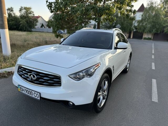 Білий Інфініті FX 35, об'ємом двигуна 3.5 л та пробігом 50 тис. км за 18000 $, фото 1 на Automoto.ua