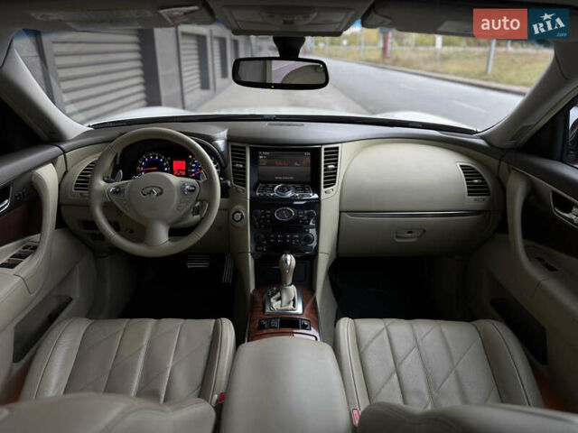 Белый Инфинити FX 35, объемом двигателя 3.5 л и пробегом 83 тыс. км за 16999 $, фото 10 на Automoto.ua