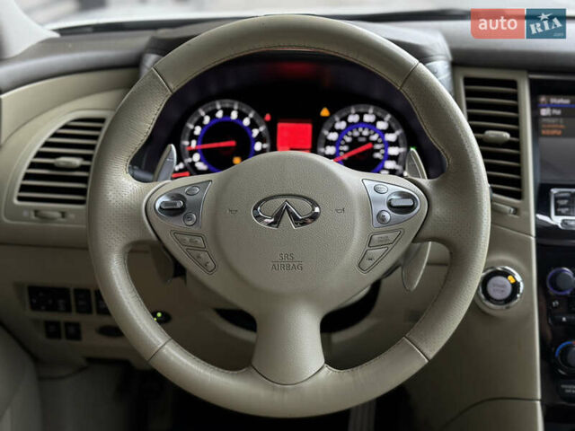 Белый Инфинити FX 35, объемом двигателя 3.5 л и пробегом 83 тыс. км за 16999 $, фото 9 на Automoto.ua
